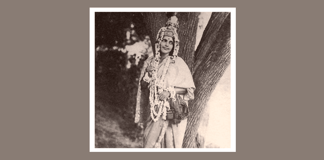 Devi entre las devis